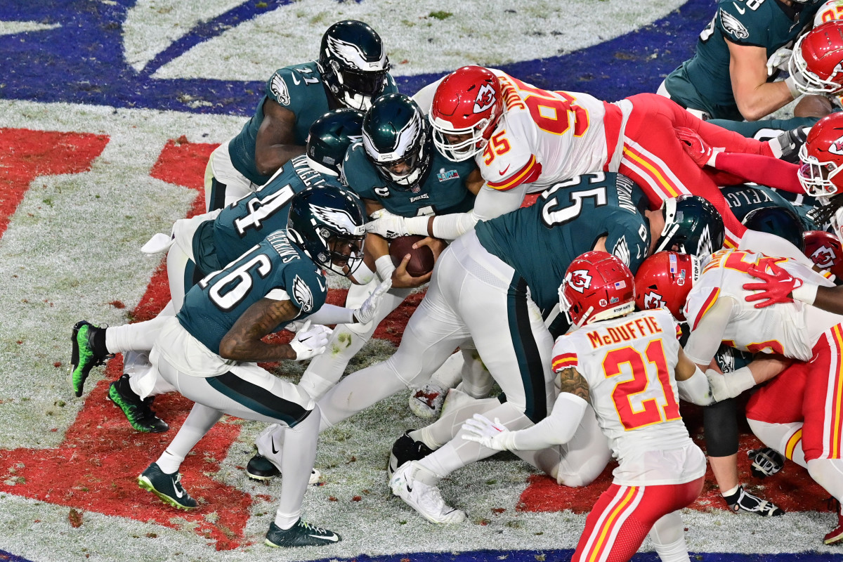 Jalen Hurts executes the tush push in Super Bowl LVII.